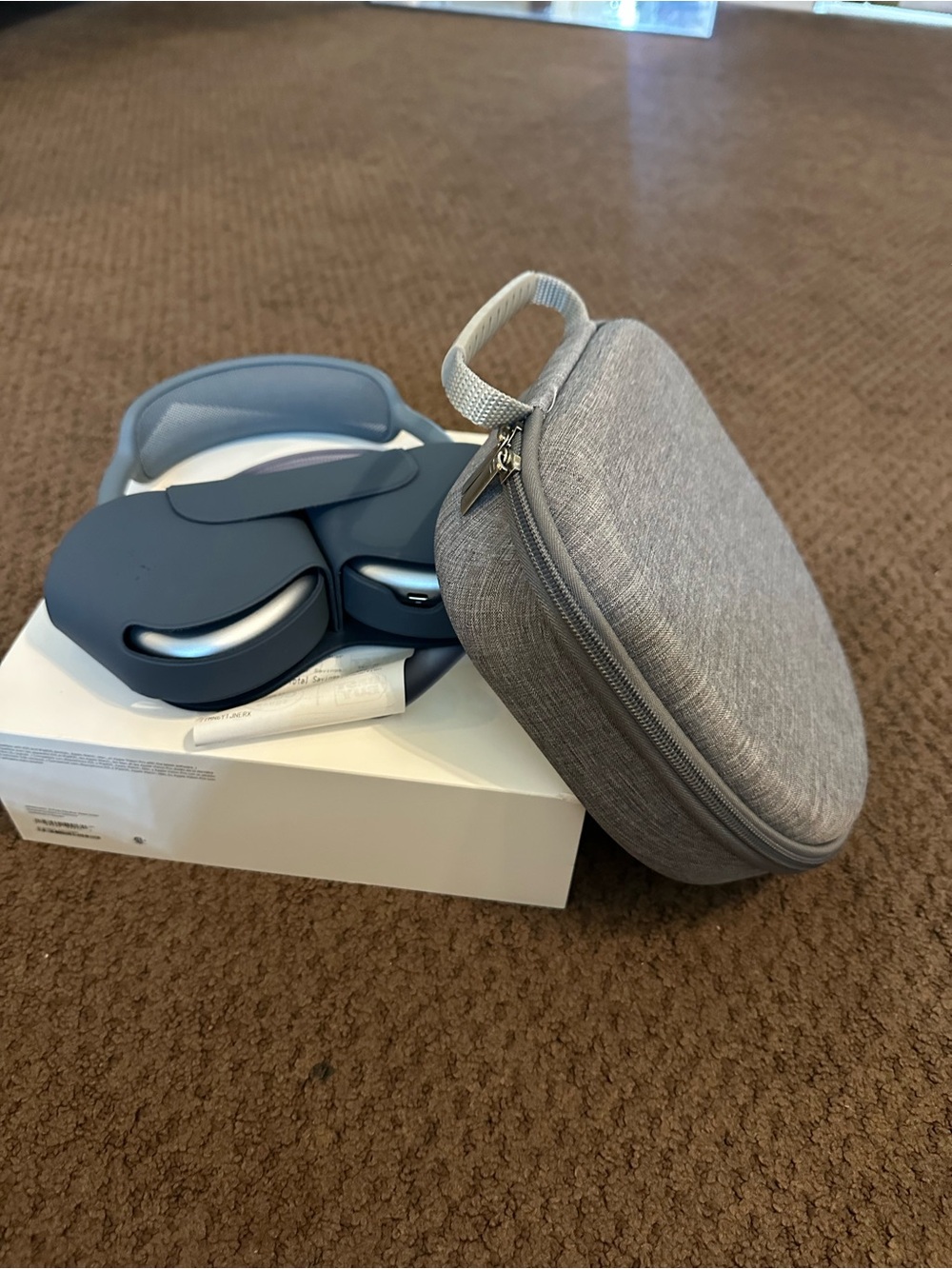 Apple AirPods Max Blue — Retail Packaging - Picture 9 of 16